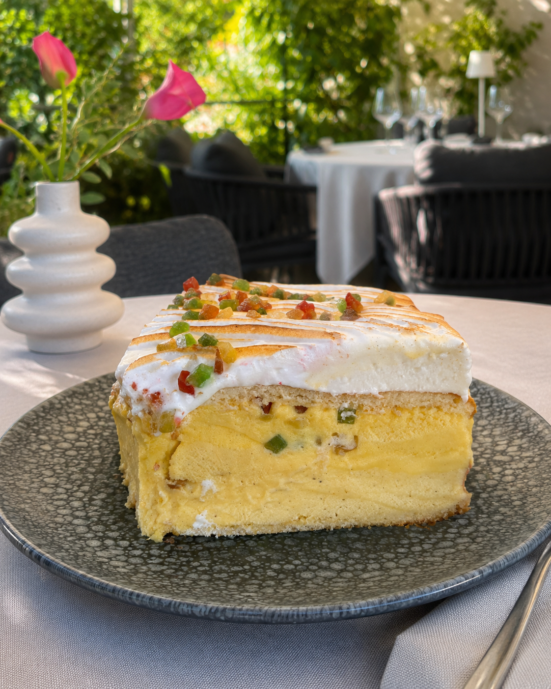 Part de gâteau avec mousse, génoise et meringue dorée, garnie de poivrons confits multicolores, Auberge d'Arthaz